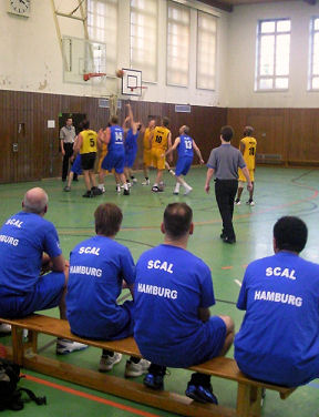Versammlung unter dem „Postkorb“. (OLD BOYS in traditionellem SCAL-Blau, Post SV in Post-Gelb.)