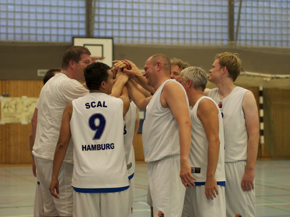 Time-Out: OLD BOYS diskutieren über einen passenden Kampfruf. (Foto von Axel H.)