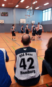 Die "Antwort auf alles" macht kurze Pause auf der Bergtour.