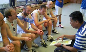 Time-Out: Coach Ulises S. erklärt einige neu erlernte Tanzschritte aus seinem Urlaub.