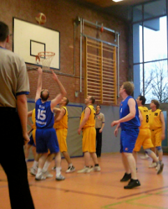 1. Viertel: Axel H. schickt den Ball in Richtung Postkorb
