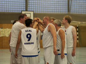 Time-Out: OLD BOYS diskutieren über einen passenden Kampfruf. (Foto von Axel H.)